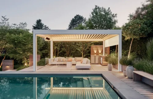 Moderne Terrasse mit Pool Lamellendach, das mit Heizstrahler und LED Beleuchtung ausgestattet ist