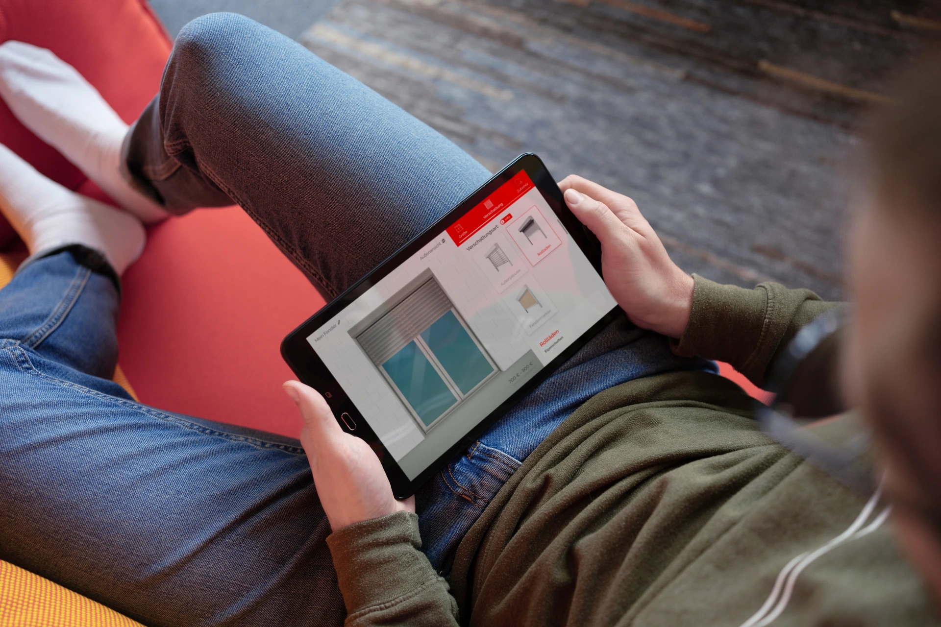 Einfache Konfiguration von Fensterrollläden mit Tablet Person nutzt Tablet zur Konfiguration von Fensterrollläden