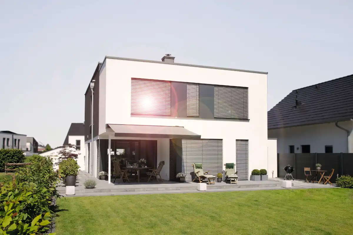 Moderne Architektur eines Einfamilienhauses mit gepflegtem Garten