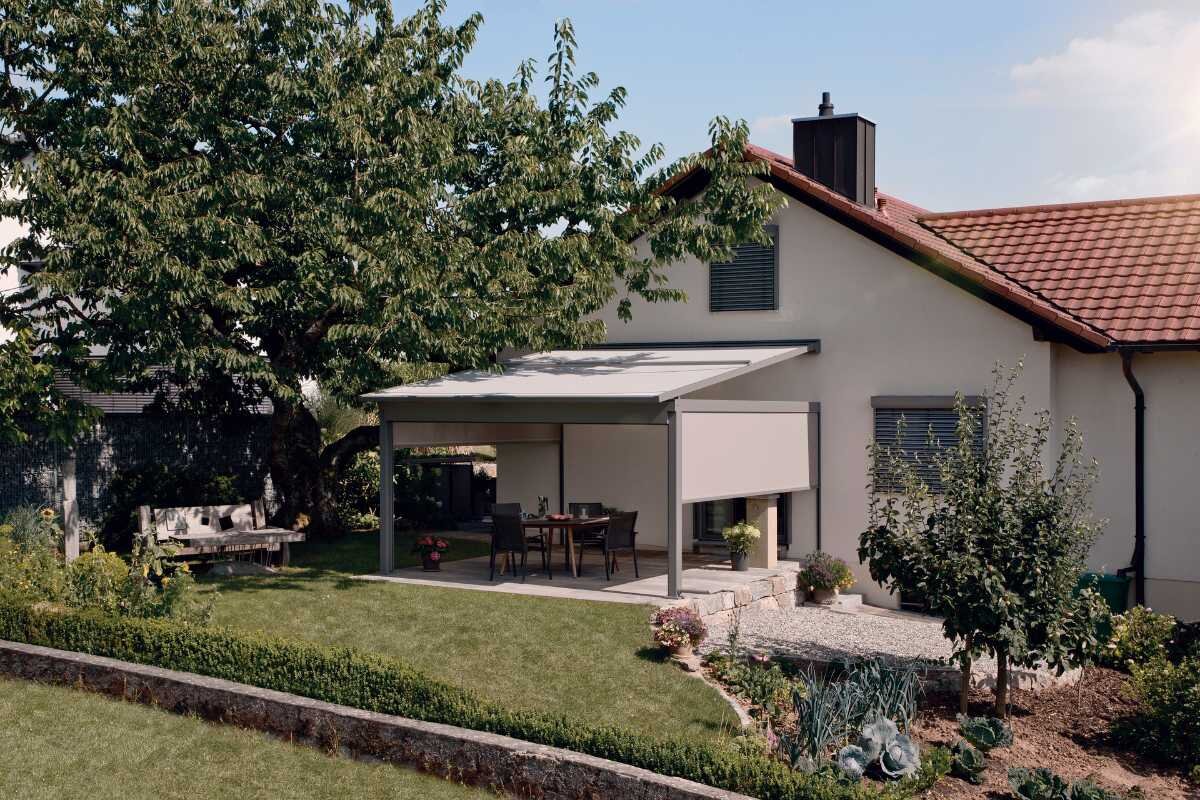 Graue Terrassenmarkise mit seitlichem Sicht- und Windschutz