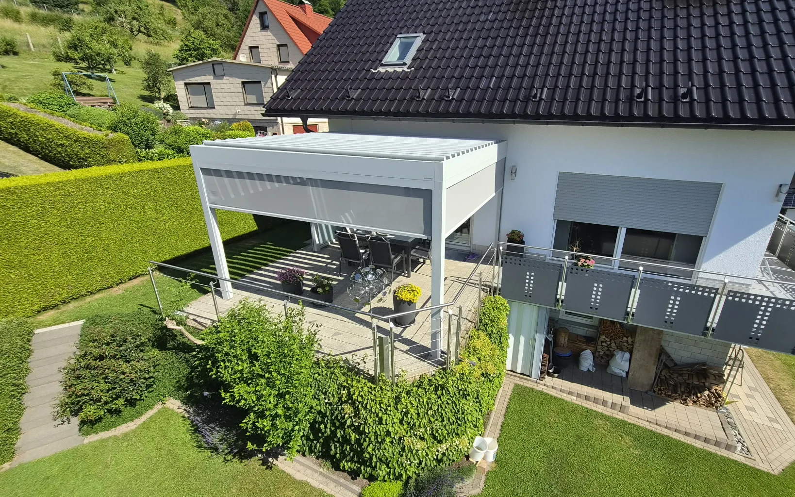 Lamellendach mit seitlichem Sonnenschutz